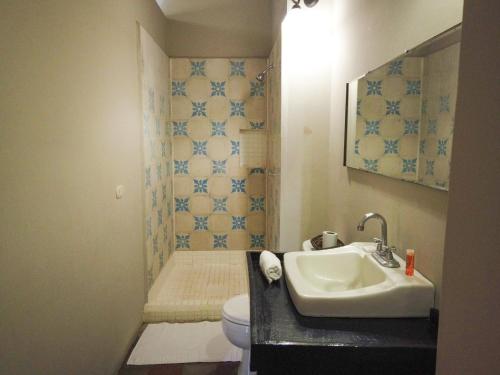 a small bathroom with a sink and a toilet at Miskitu casa boutique in Granada