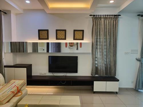 TV a/nebo společenská místnost v ubytování Prestij 3 Homestay, Balik Pulau
