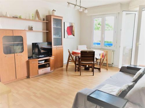 アンダイエにあるAppartement Hendaye, 2 pièces, 4 personnes - FR-1-2-351のリビングルーム(テーブル、テレビ付)