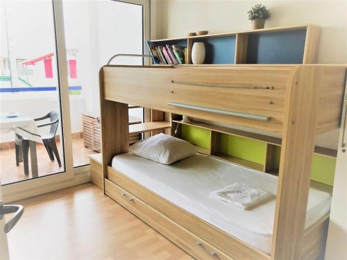 アンダイエにあるAppartement Hendaye, 2 pièces, 4 personnes - FR-1-2-351の窓付きの客室の木製二段ベッド1台分です。