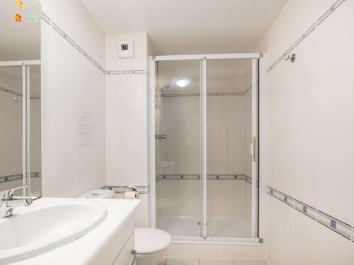 アンダイエにあるAppartement Hendaye, 3 pièces, 4 personnes - FR-1-2-358のバスルーム(シャワー、洗面台、トイレ付)