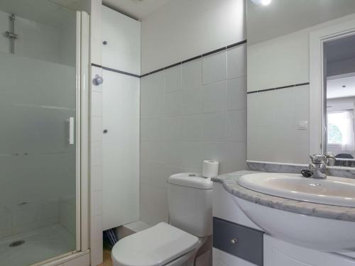 アンダイエにあるAppartement Hendaye, 3 pièces, 6 personnes - FR-1-2-355のバスルーム(トイレ、洗面台、シャワー付)