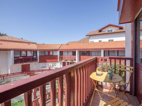 Photo de la galerie de l'établissement Appartement cosy avec mezzanine, balcon et parking à 300m de la plage - FR-1-2-382, à Hendaye