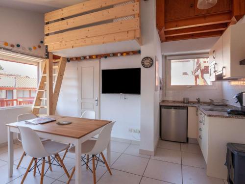 Photo de la galerie de l'établissement Appartement cosy avec mezzanine, balcon et parking à 300m de la plage - FR-1-2-382, à Hendaye