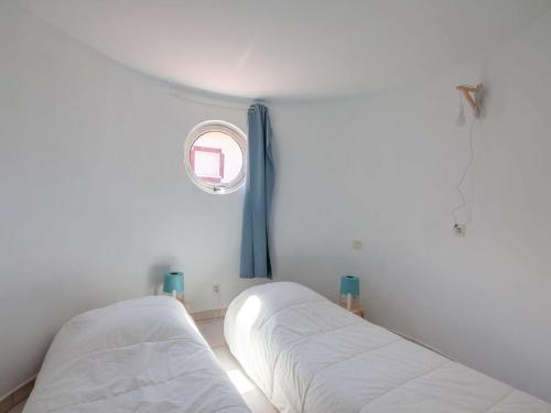 una camera con due letti e una finestra di Appartement Hendaye, 2 pièces, 4 personnes - FR-1-2-382 a Hendaye