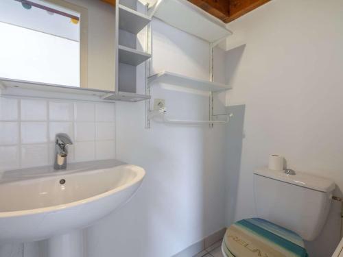 bagno con lavandino e servizi igienici di Appartement Hendaye, 2 pièces, 4 personnes - FR-1-2-382 a Hendaye