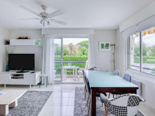 un salon avec une table à manger et une télévision dans l'établissement Appartement moderne près de la plage avec balcon et Wi-Fi à Hendaye - FR-1-2-394, à Hendaye