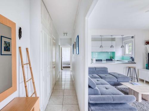 uma sala de estar com sofás azuis e uma cozinha em Appartement Hendaye, 3 pièces, 4 personnes - FR-1-2-394 em Hendaye