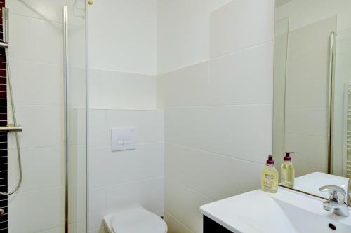 une salle de bain avec une douche, des toilettes et un lavabo dans l'établissement L'Entre Deux - Magnifique T3 quartier Saint Michel, à Bordeaux