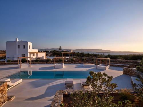 vista sulla piscina di un resort di Costa Pounda Villas with private pools ad Agia Irini Paros