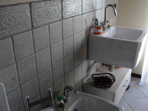 Baño pequeño con lavabo y lavabo en Villino Camparbino vista lago d orta, en Madonna del Sasso