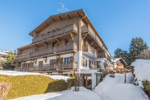 a large wooden house in the snow at Nice and cosy flat at the heart of Megève nearby the slopes - Welkeys in Megève