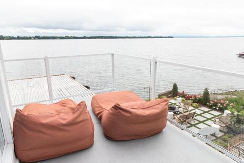 two orange pillows sitting on the deck of a boat at Hôtel le Rosay in Venise-en-Québec