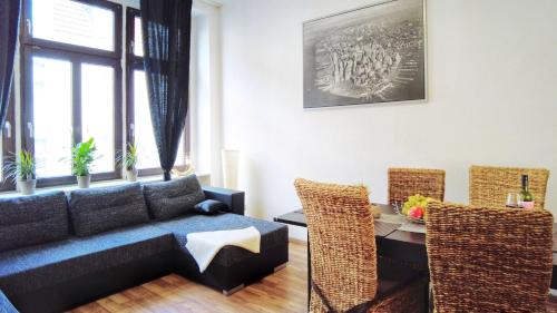 sala de estar con sofá y mesa en Wu02 - WuTAL- 75qm -Single Beds, en Wuppertal