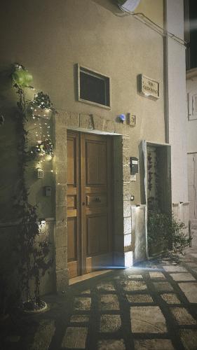 ファザーノにあるCest La Vie Apuliaの上のテレビのある建物への扉