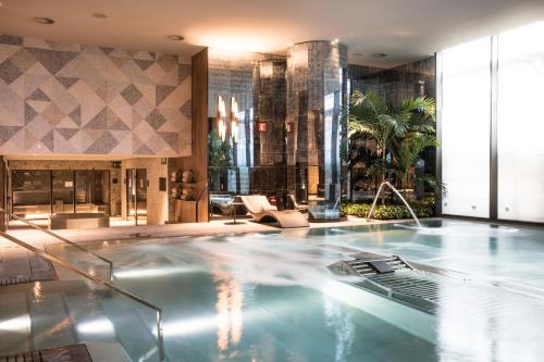 una gran piscina en el vestíbulo del hotel en Grand Hyatt Barcelona, en Barcelona
