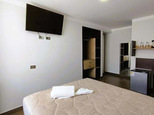 um quarto com uma cama com duas toalhas em Tierra del Sol Centro em Moquegua