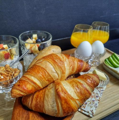 una hogaza de pan en una tabla de cortar con huevos y fruta en Inn the Green, en Zeist