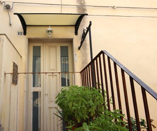 uma casa com uma porta branca e uma planta em Modica Balcony em Modica