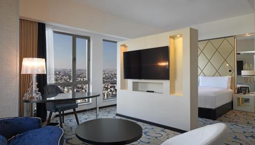 TV a/nebo společenská místnost v ubytování Hilton Amman