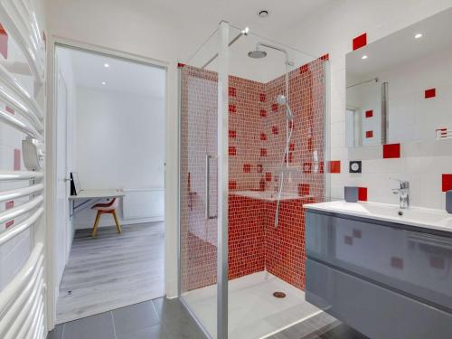 a bathroom with a shower and a sink at Appartement de Charme avec Jardin et Terrasse au Centre d'Hendaye, à 2 km de la Plage - FR-1-2-346 in Hendaye