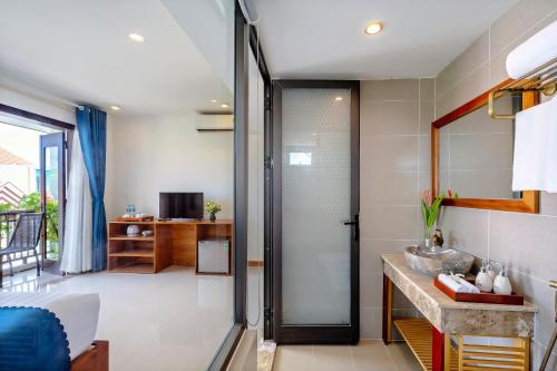 Sands River Hoi An Villaにあるテレビまたはエンターテインメントセンター
