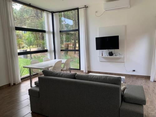 sala de estar con sofá y mesa en Pura Vida 1 en Mar de las Pampas
