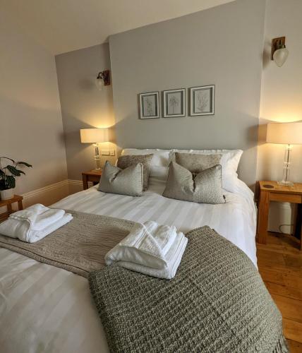 Un pat sau paturi într-o cameră la Banks Bed & Continental Breakfast