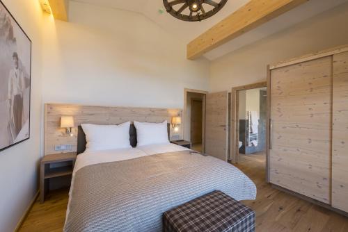 Säng eller sängar i ett rum på Alpen Chalet Dorfwies