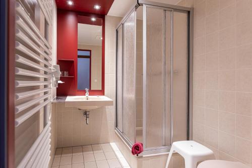ein Bad mit einer Dusche und einem Waschbecken in der Unterkunft Hotel Schomacker in Lilienthal