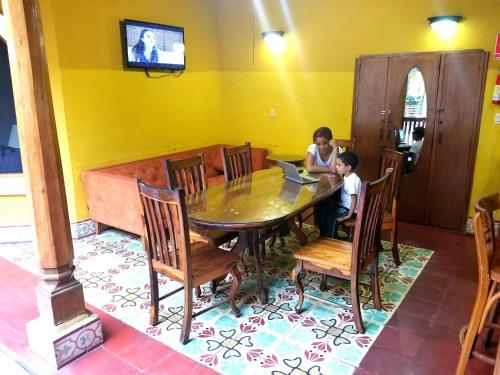 zwei Kinder, die an einem Tisch mit einem Laptop sitzen in der Unterkunft Casa del Agua in Granada
