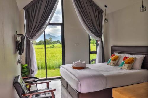 sypialnia z łóżkiem i dużym oknem w obiekcie ก๋างโต้ง คอฟฟี่รีสอร์ท w mieście Ban Na Kham