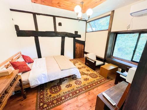 Postel nebo postele na pokoji v ubytování 古民家宿Tani House Itaya -セルフチェックイン