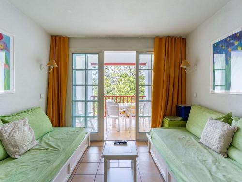 アンダイエにあるAppartement Hendaye, 1 pièce, 4 personnes - FR-1-2-303のリビングルーム(ソファ、テーブル付)