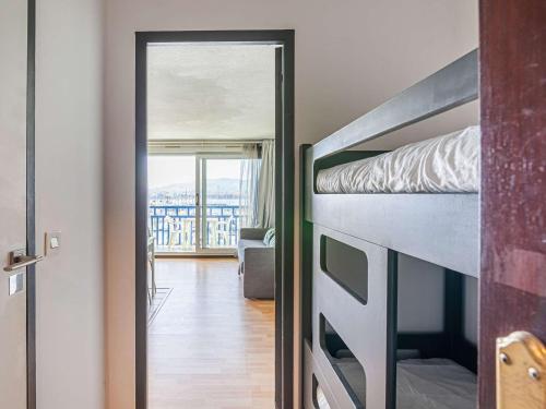 - une chambre avec des lits superposés et un balcon dans l'établissement Appartement rustique avec piscine près du port et plage - FR-1-2-284, à Hendaye