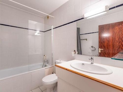 une salle de bain avec un lavabo, des toilettes et un miroir dans l'établissement Appartement Rustique Face à la Mer à Hendaye avec Balcon - FR-1-2-294, à Hendaye