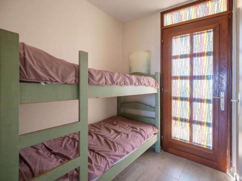 a room with two bunk beds and a door at Studio Hendaye, 1 pièce, 4 personnes - FR-1-2-286 in Hendaye