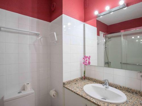 a bathroom with a sink and a mirror and a toilet at Studio Hendaye, 1 pièce, 4 personnes - FR-1-2-286 in Hendaye