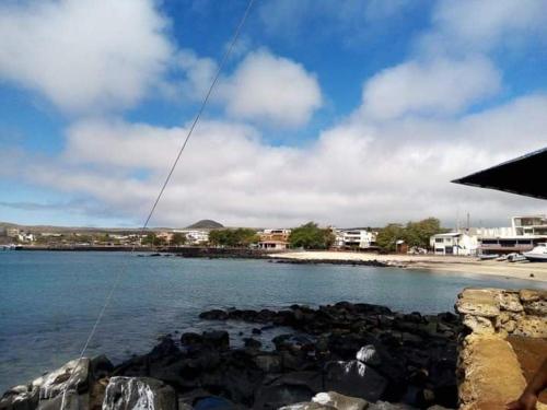 a person flying a kite over a body of water at Casa de Alexita in Puerto Baquerizo Moreno