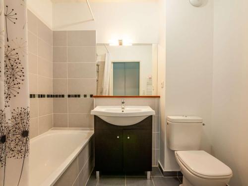 y baño con lavabo, bañera y aseo. en Appartement Hendaye, 2 pièces, 4 personnes - FR-1-2-308, en Hendaya