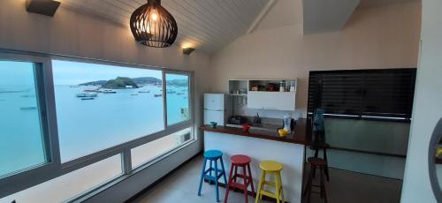Η κουζίνα ή μικρή κουζίνα στο Sabatico Beach House