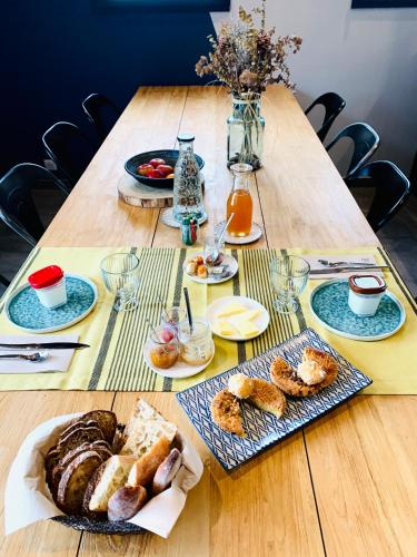 un tavolo di legno con piatti di cibo sopra di Maison d'hôtes Etxea_&_co a Bidart