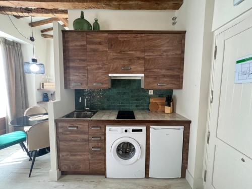 a kitchen with a washing machine and a washer at Casa de las Lías in Chinchón