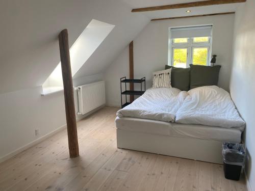 ein Schlafzimmer mit einem großen Bett im Dachgeschoss in der Unterkunft Brigsted B&B in Horsens