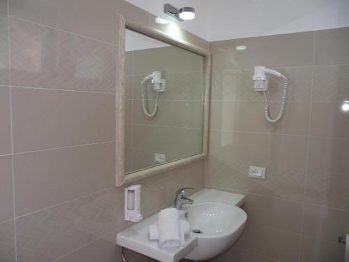 ein Bad mit einem Waschbecken und einem Spiegel in der Unterkunft Il Girasole in Terracina