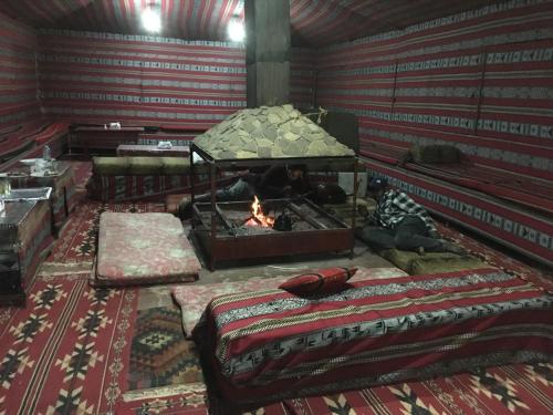 瓦迪拉姆的住宿－Wild of Wadi Rum，客房设有壁炉和带壁炉的床。