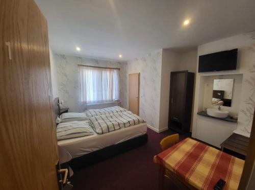 Postel nebo postele na pokoji v ubytování Hotel Zum Ritter
