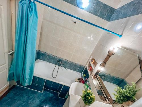 ein Bad mit einer Badewanne, einem WC und einer Dusche in der Unterkunft Apartment - Independence Square in Kiew