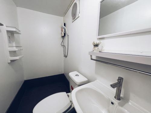 ein kleines Bad mit WC und Waschbecken in der Unterkunft 3199 Cafe' Latya 
