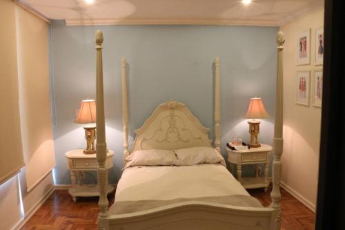 墨西哥城的住宿－Luxurious & Chic 2 BR Apt Polanquito Lincon Park，一间卧室设有天蓬床和2个床头柜。